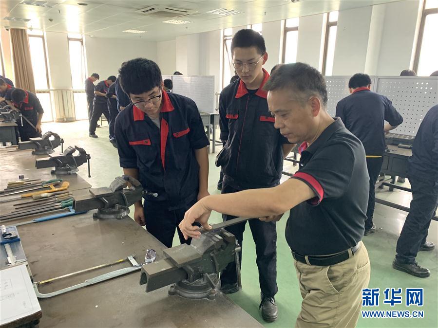 （總書記推動(dòng)的改革身邊事&middot;教育改革篇&middot;圖文互動(dòng)）（4）特寫：&ldquo;95后&rdquo;上海職校生：&ldquo;我的工牌上印著&lsquo;中國航天&rsquo;&rdquo;