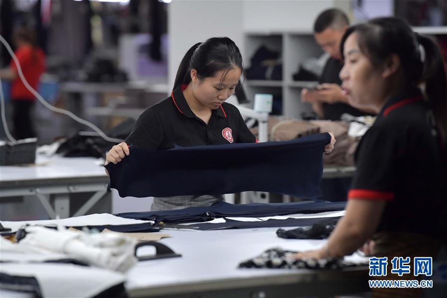 （走向我們的小康生活&middot;圖文互動(dòng)）（3）&ldquo;一件衣裳&rdquo;，藏著脫貧致富新天地