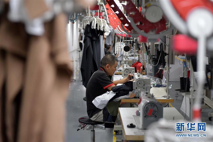 （走向我們的小康生活&middot;圖文互動(dòng)）（4）&ldquo;一件衣裳&rdquo;，藏著脫貧致富新天地