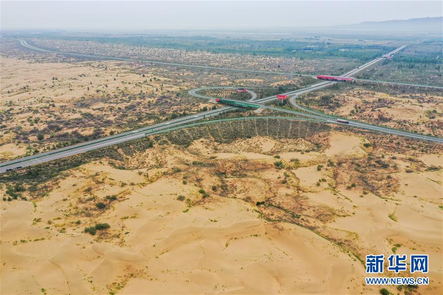 （在習(xí)近平新時(shí)代中國特色社會(huì)主義思想指引下&mdash;&mdash;新時(shí)代新作為新篇章&middot;習(xí)近平總書記關(guān)切事&middot;圖文互動(dòng)）（11）綠意，在黃沙中鋪展&mdash;&mdash;我國防沙治沙紀(jì)實(shí)