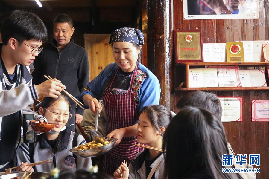 （在習(xí)近平新時(shí)代中國(guó)特色社會(huì)主義思想指引下&mdash;&mdash;新時(shí)代新作為新篇章&middot;習(xí)近平總書(shū)記關(guān)切事&middot;圖文互動(dòng)）（4）精準(zhǔn)扶貧7年，十八洞村&ldquo;長(zhǎng)&rdquo;出10余種新職業(yè)