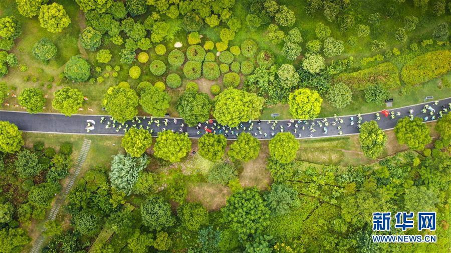 （新華全媒頭條&middot;圖文互動）（17）歷史交匯點(diǎn)上的宏偉藍(lán)圖&mdash;&mdash;《中共中央關(guān)于制定國民經(jīng)濟(jì)和社會發(fā)展第十四個五年規(guī)劃和二〇三五年遠(yuǎn)景目標(biāo)的建議》誕生記