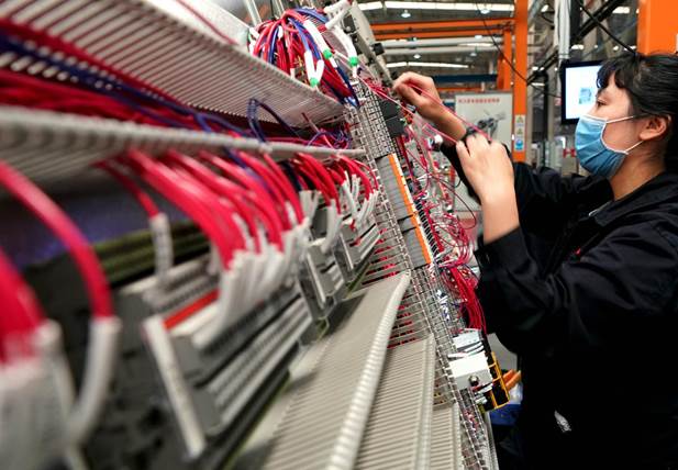 4月21日，在位于河南省許昌市的許繼電氣股份有限公司內(nèi)，工作人員在生產(chǎn)線上作業(yè)。新華社記者李安攝