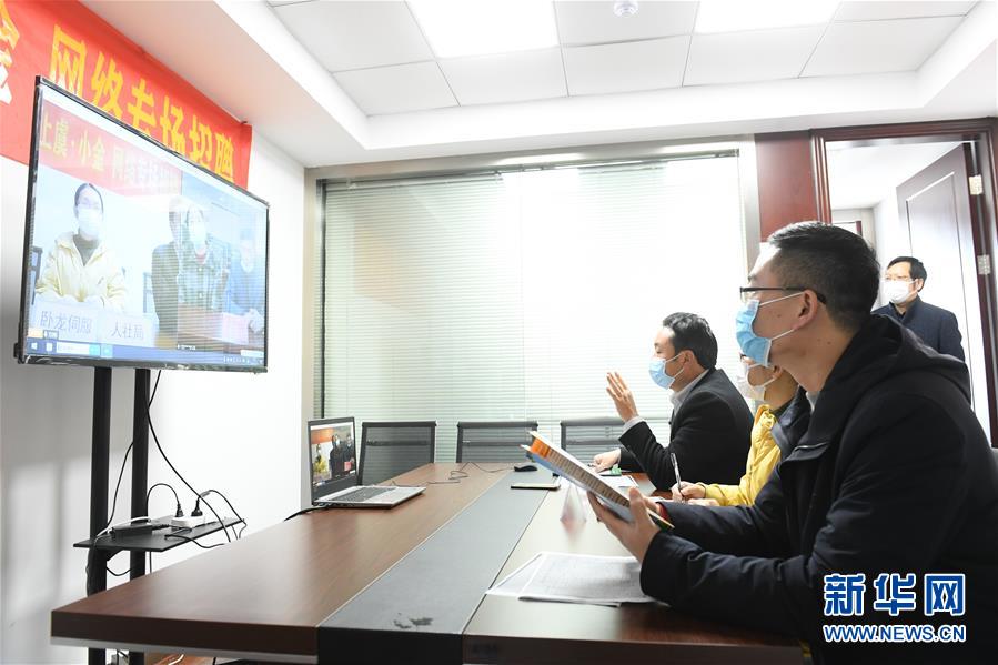 （新華全媒頭條&middot;圖文互動）（18）從人民中汲取磅礴力量&mdash;&mdash;習(xí)近平總書記同出席2020年全國兩會人大代表、政協(xié)委員共商國是紀(jì)實