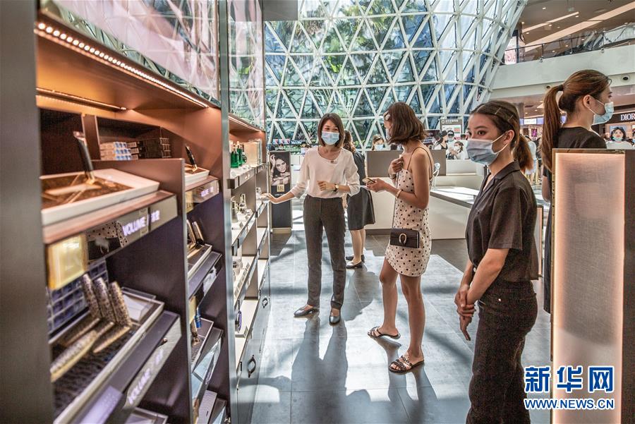 （在習近平新時代中國特色社會主義思想指引下&mdash;&mdash;新時代新作為新篇章&middot;習近平總書記關切事&middot;圖文互動）（12）感受開放新魅力&mdash;&mdash;海南自由貿(mào)易港建設開局觀察