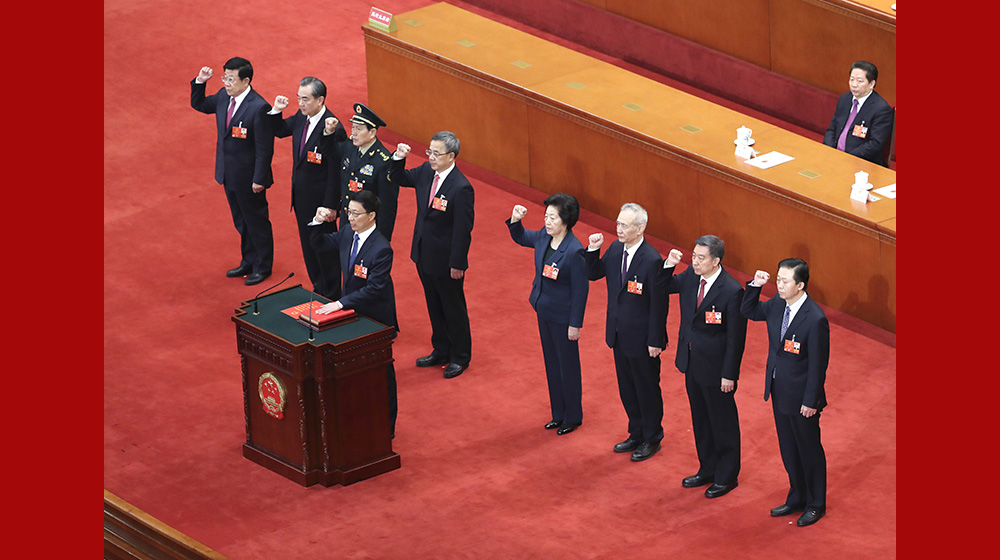 國務(wù)院副總理、國務(wù)委員、秘書長進行憲法宣誓