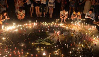 昆山市民在昆山市民廣場哀悼死者、為傷者祈福