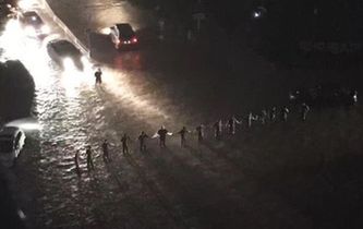 暴雨中的&ldquo;最美人墻&rdquo;找到了！