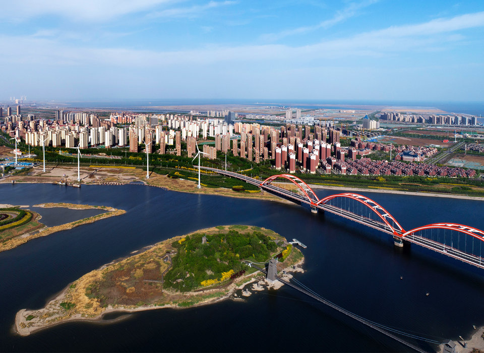 銳意進(jìn)取，埋頭苦干，向著偉大目標(biāo)奮力前行