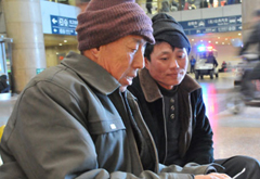 兩代農(nóng)民工:編織袋vs拉桿箱