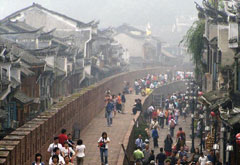 游客在湖南湘西鳳凰古城觀光