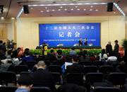 媒體記者在會(huì)前交談