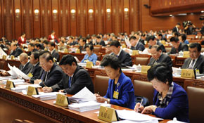 十二屆全國人大常委會(huì)第八次會(huì)議舉行第一次全體會(huì)議