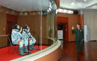 范長(zhǎng)龍看望神舟十一號(hào)航天員景海鵬、陳冬