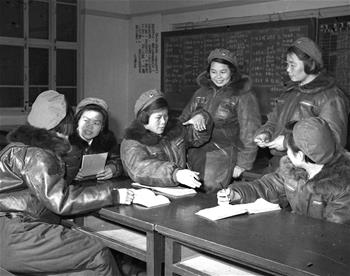 第一批女飛行員：毛澤東稱贊，細(xì)妹子不簡單，飛得好高啊