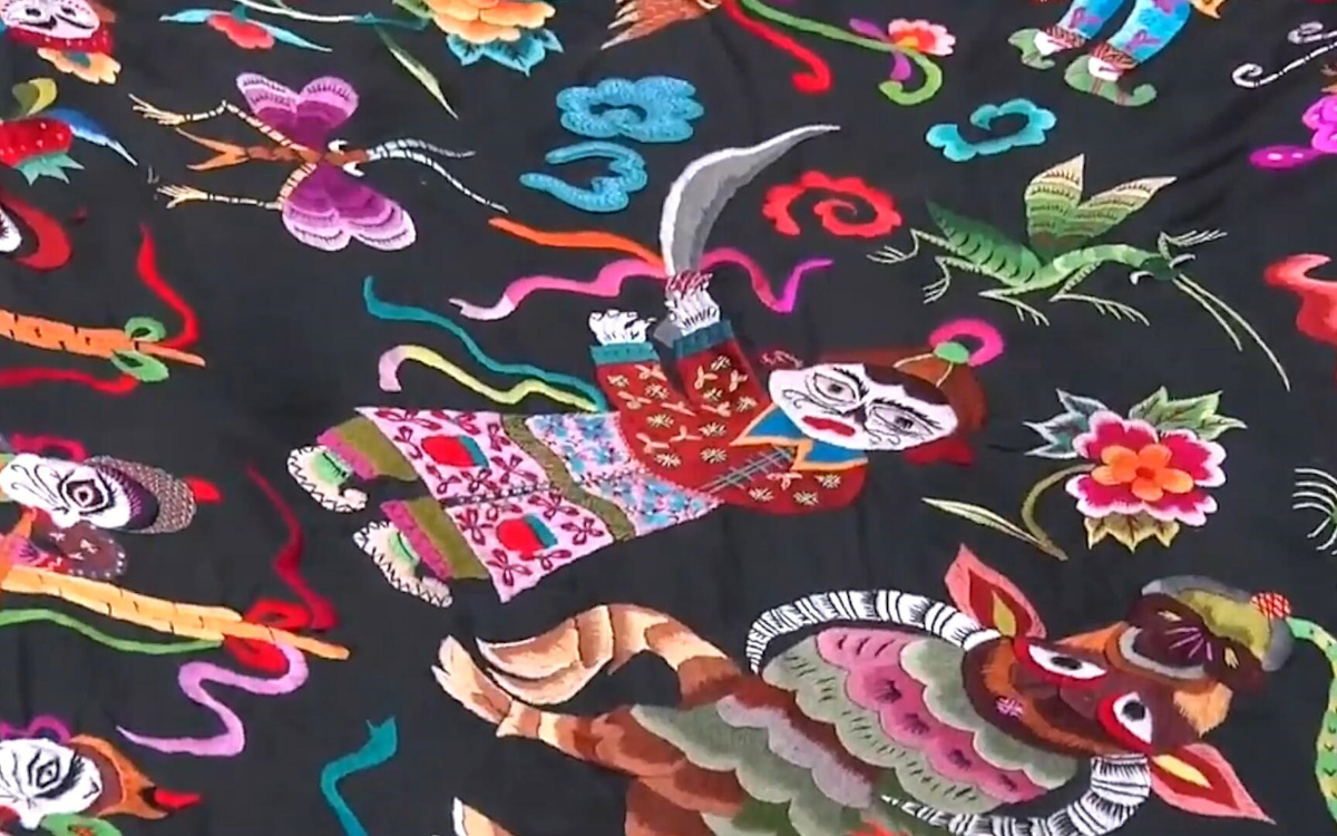 苗繡繡品慢慢得到市場(chǎng)認(rèn)可，回鄉(xiāng)的繡娘逐漸多了起來(lái)