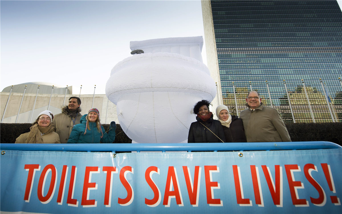 &ldquo;世界廁所日&rdquo;，聯(lián)合國(guó)總部大樓前的口號(hào)條幅