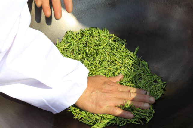 好茶占盡天時(shí)地利，炒茶師月入三五萬(wàn)