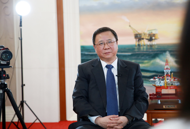 堅(jiān)持黨的領(lǐng)導(dǎo)、加強(qiáng)黨的建設(shè)，是國(guó)有企業(yè)的光榮傳統(tǒng)。