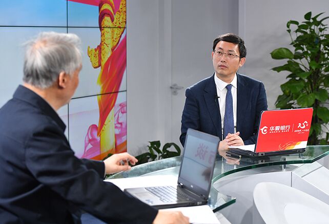 您再給我們梳理一下，黨章中有關(guān)&ldquo;基本路線&rdquo;的修改情況。