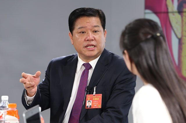 一絲不茍摘窮帽，全力以赴拔窮根