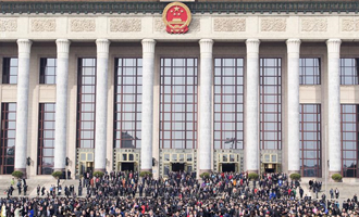 閉幕會(huì)后，代表走出人民大會(huì)堂