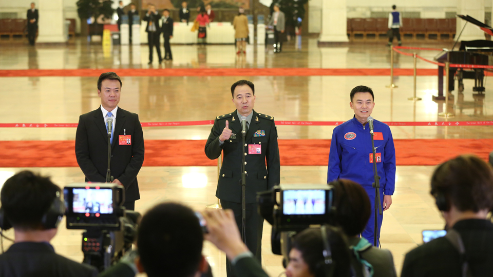 趙宏博、景海鵬、唐嘉陵代表接受采訪