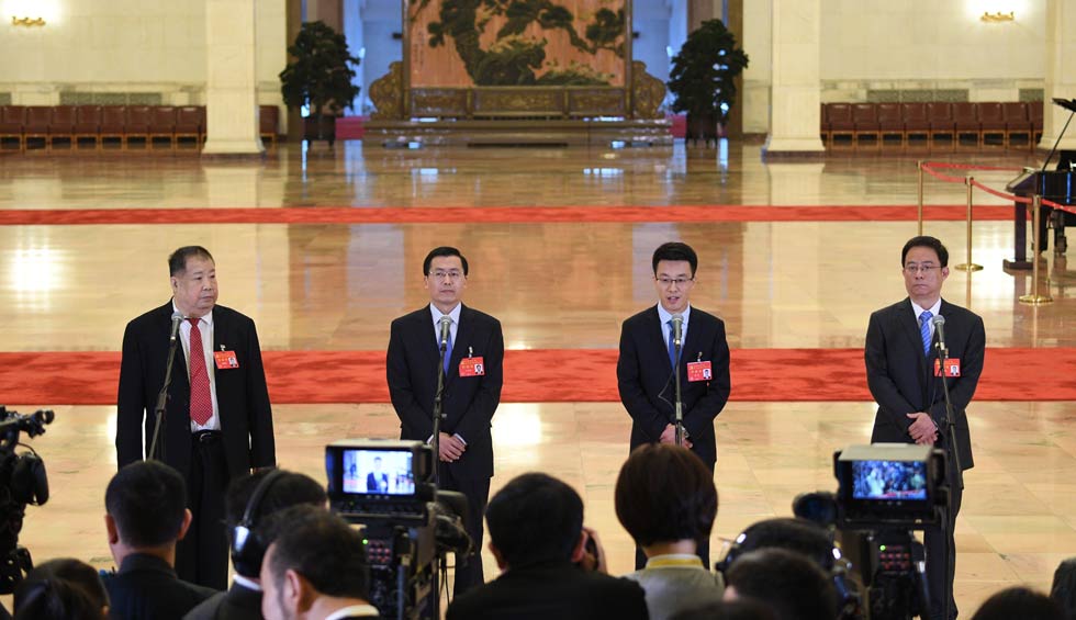 凌解放、王立平、徐川、黃一兵接受采訪