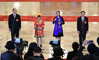 蔡松濤、杜麗群、楊小玲、賈立群代表接受采訪