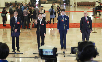 王辰、楊潔、劉文力、王旭東代表接受采訪