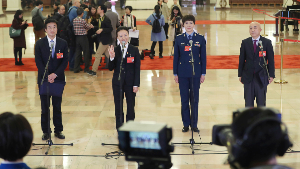 王辰、楊潔、劉文力、王旭東代表接受采訪