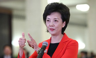 全國(guó)政協(xié)委員周曄在&ldquo;委員通道&rdquo;接受采訪(fǎng)