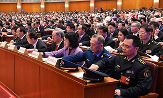 與會代表在表決總監(jiān)票人、監(jiān)票人名單草案