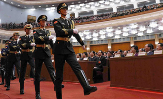 陸?？杖妰x仗兵正步行進至主席臺前