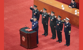 中央軍委副主席、委員進(jìn)行憲法宣誓