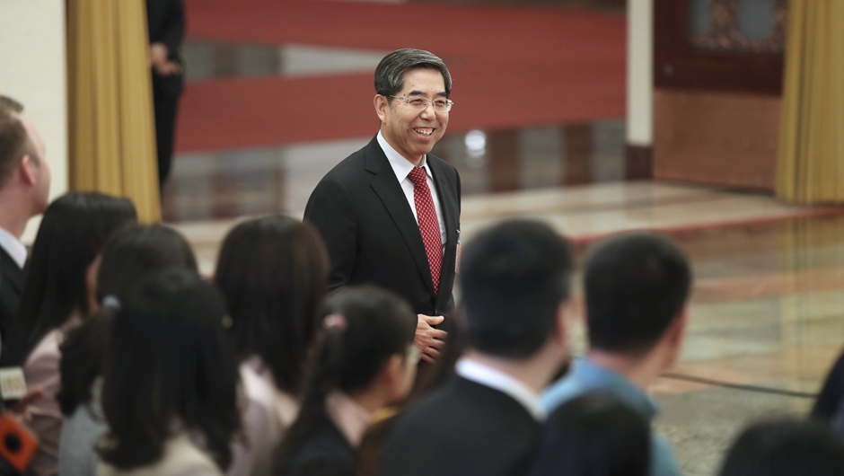 馬建堂步入&ldquo;部長通道&rdquo;，準(zhǔn)備接受采訪