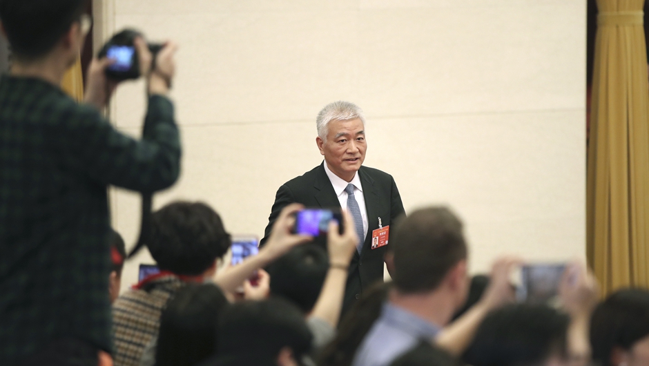 王志剛步入&ldquo;部長通道&rdquo;，準(zhǔn)備接受采訪