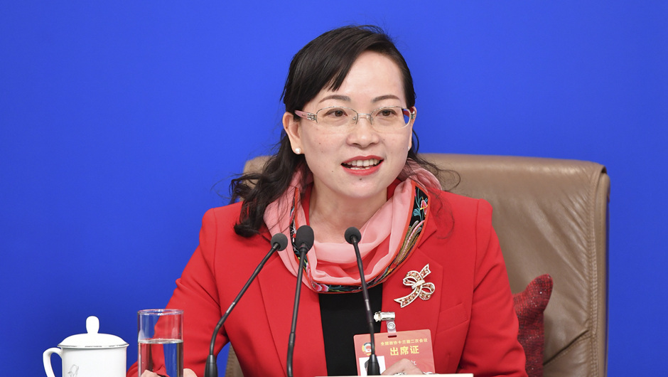 全國政協(xié)委員、湖南省湘西土家族苗族自治州政協(xié)副主席 石紅