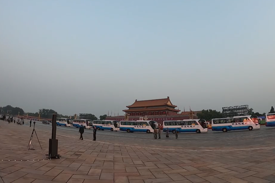 10月1日清晨的天安門城樓和長(zhǎng)安街，燈火通明，正在準(zhǔn)備慶祝大會(huì)的工作人員雖然緊張忙碌，但仍顯得井然有序