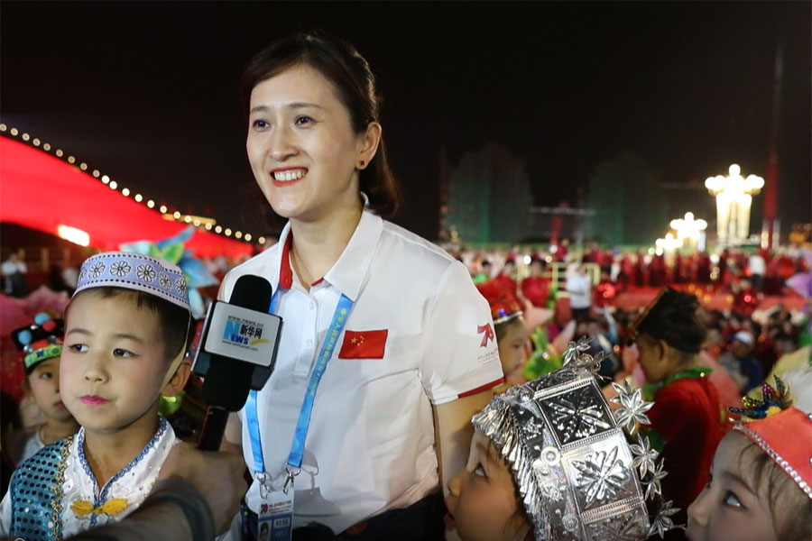 現場采訪參加聯(lián)歡活動的群眾