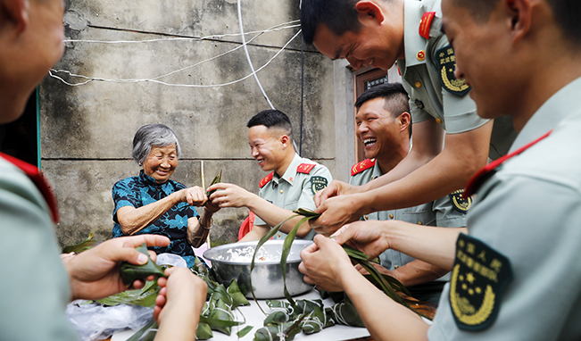 端午節(jié)，家里來(lái)了親人子弟兵