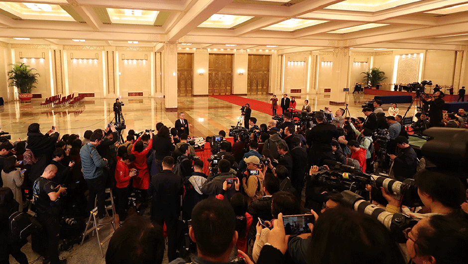 記者在&ldquo;部長通道&rdquo;采訪