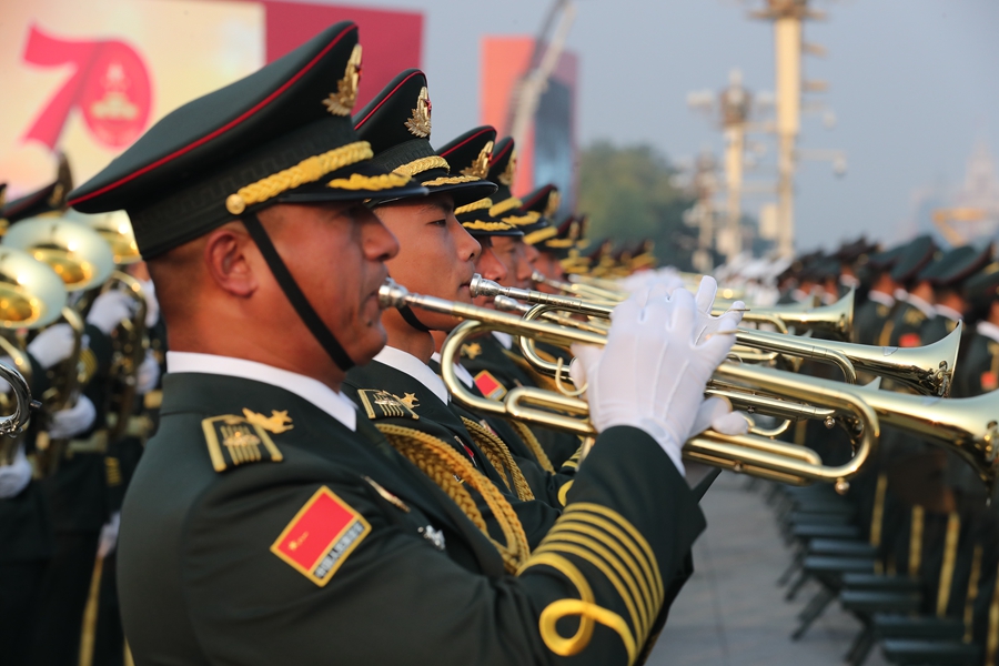 解放軍聯(lián)合軍樂(lè)團(tuán)在廣場(chǎng)就位后進(jìn)行準(zhǔn)備工作和試奏。據(jù)了解，解放軍聯(lián)合軍樂(lè)團(tuán)此次演奏是從開(kāi)國(guó)大典至今歷次閱兵以來(lái)演奏曲目最多的一次，不少曲目是為此次閱兵量身打造的全新作品，此次也是歷次女演奏員最多的一次。