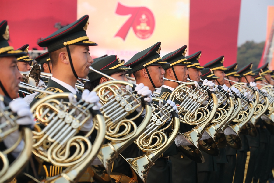 解放軍聯(lián)合軍樂(lè)團(tuán)在廣場(chǎng)就位后進(jìn)行準(zhǔn)備工作和試奏。據(jù)了解，解放軍聯(lián)合軍樂(lè)團(tuán)此次演奏是從開(kāi)國(guó)大典至今歷次閱兵以來(lái)演奏曲目最多的一次，不少曲目是為此次閱兵量身打造的全新作品，此次也是歷次女演奏員最多的一次。