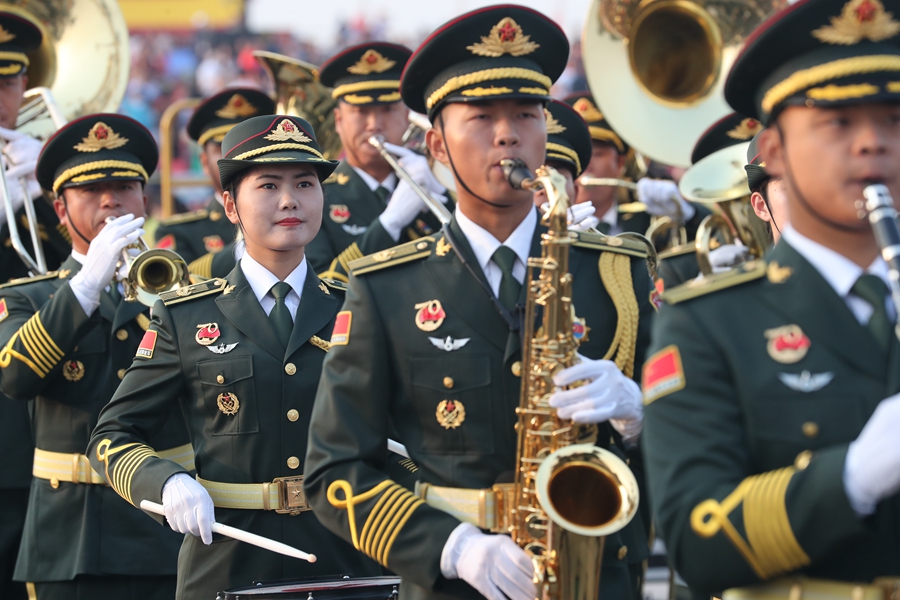 解放軍聯(lián)合軍樂(lè)團(tuán)在廣場(chǎng)就位后進(jìn)行準(zhǔn)備工作和試奏。據(jù)了解，解放軍聯(lián)合軍樂(lè)團(tuán)此次演奏是從開(kāi)國(guó)大典至今歷次閱兵以來(lái)演奏曲目最多的一次，不少曲目是為此次閱兵量身打造的全新作品，此次也是歷次女演奏員最多的一次。