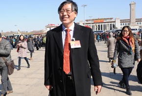 全國政協(xié)委員楊元慶步入會場