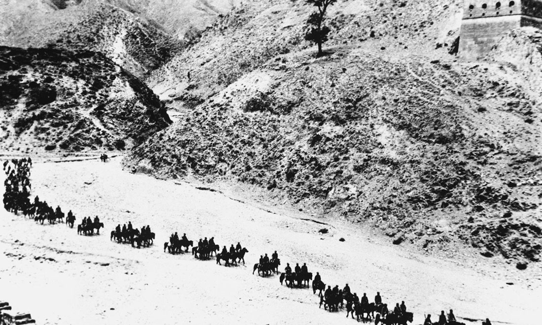 1937年11月太原失守后，八路軍向華北敵后挺進(jìn)，分兵發(fā)動(dòng)群眾，開展敵后游擊戰(zhàn)爭(zhēng)，創(chuàng)建敵后根據(jù)地。新華社稿　沙飛攝