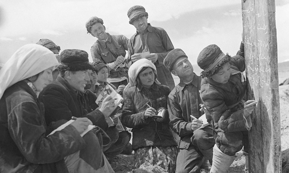 1960年6月，新疆慕士塔格峰下，大人們?cè)谛W(xué)生幫助下學(xué)習(xí)文化。新華社記者武純展攝