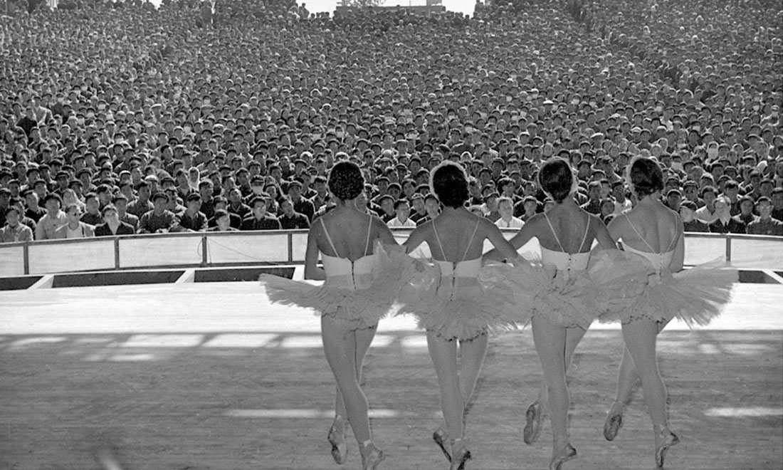 1957年10月，蘇聯(lián)國(guó)立新西伯利亞歌劇芭蕾舞劇院為北京石景山鋼鐵廠工人演出。新華社記者鄭震孫攝