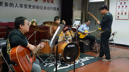 追夢(mèng)中國(guó)人|侯孝輝：左手方向盤，右手麥克風(fēng)